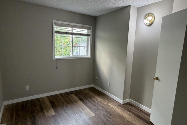 Family room - 1535 80a St Nw, Edmonton, AB T6K4E2 Photo 4