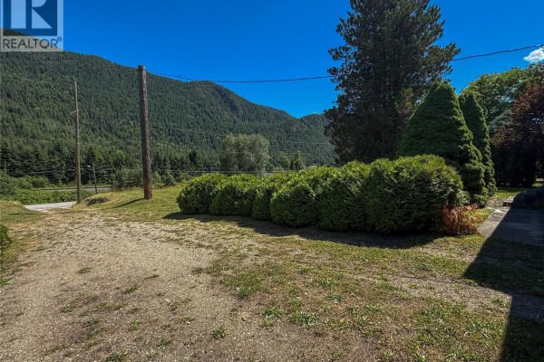 Unfinished Room - 1535 Highway 3a Highway, Thrums, BC V1N4M7 Photo 3