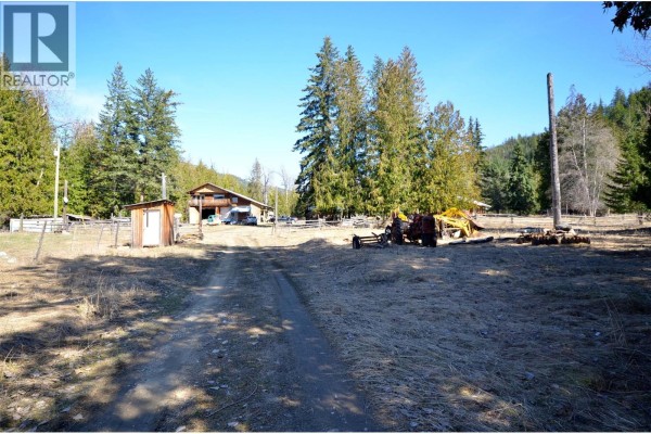 1538 Creighton Valley Road, Lumby, BC, photo 2