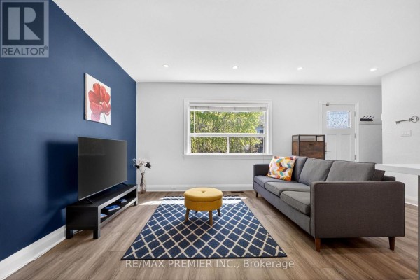 Foyer - 154 Fifth Street, Toronto, ON M8V2C7 Photo 5
