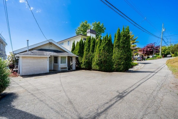 15410 Victoria Avenue, White Rock, BC V4B1H3 Photo 4