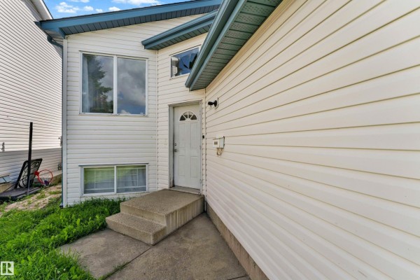 Kitchen - 1545 49a St Nw, Edmonton, AB T6L6Y6 Photo 3