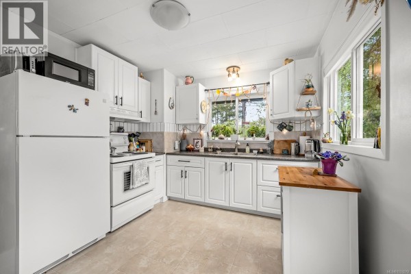 Kitchen - 1545 Kye Bay Rd, Comox, BC V9M3T7 Photo 5