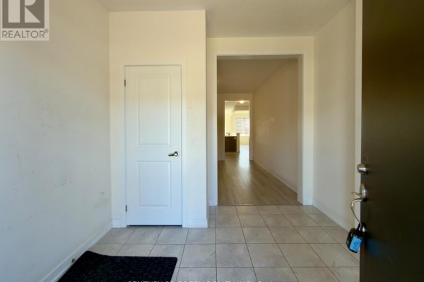 Living room - 1546 Rose Way, Milton, ON L9E1V8 Photo 4