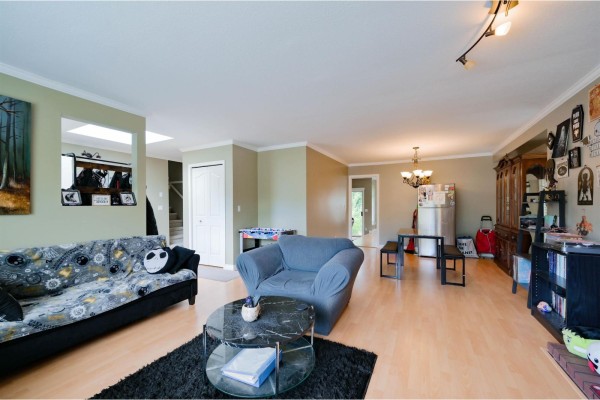 15477 93a Avenue, Surrey, BC V3R9P9 Photo 5