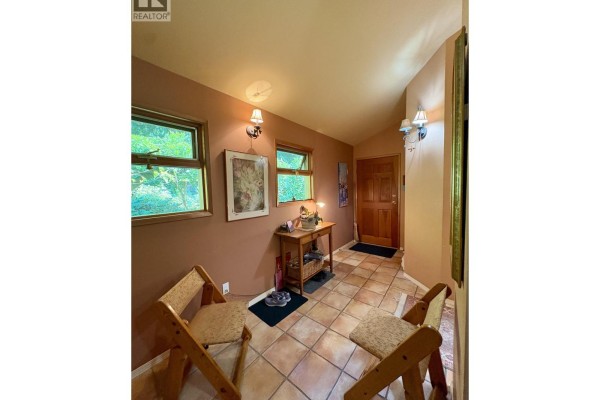 1549 Park Avenue, Roberts Creek, BC V0N2W2 Photo 4