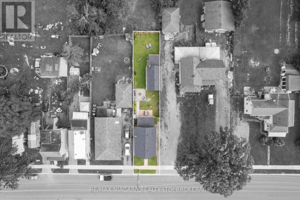 Aerial view of a property with garage and green lawn - 155 Broadway Street Welland