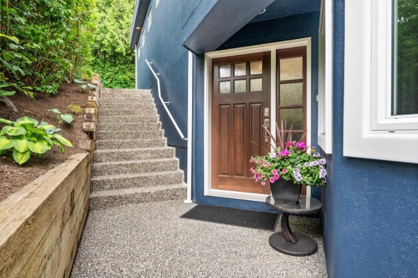 15507 Columbia Avenue, White Rock, BC V4B1K5 Photo 3