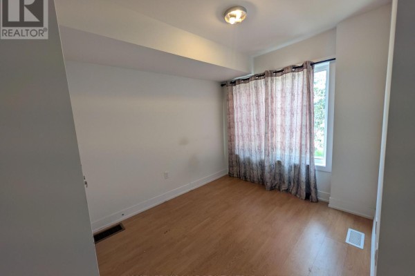 Living room - 1553 Midland Avenue, Toronto, ON M1P0G3 Photo 4