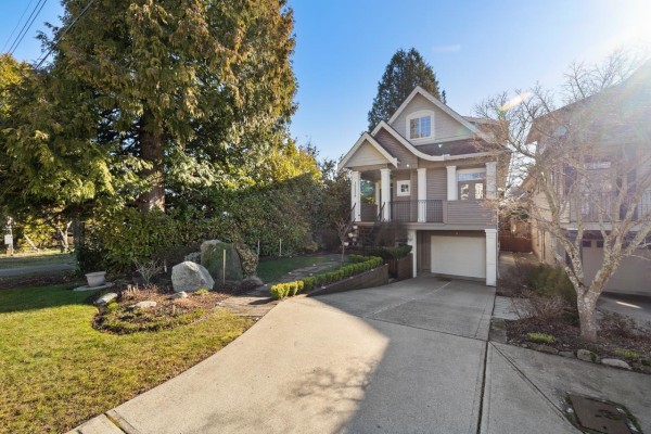 15556 Goggs Avenue, White Rock, BC V4B2N6 Photo 2