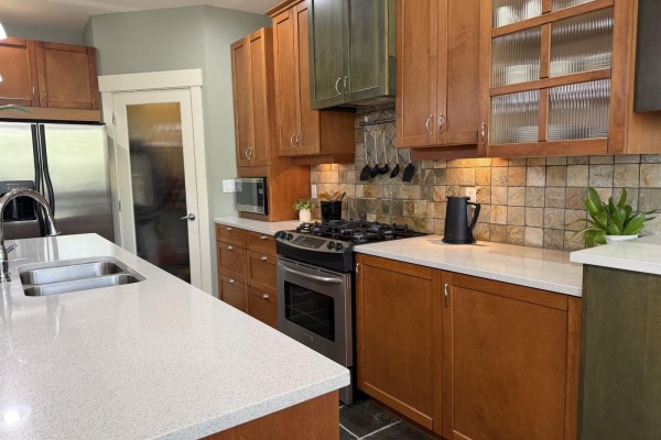 15556 Goggs Avenue, White Rock, BC V4B2N6 Photo 3