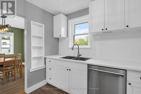 Mud room - 1556 Flos Rd 4 W, Springwater, ON L0L2K0 Photo 4