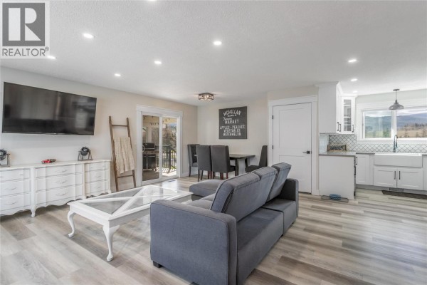 Kitchen - 1559 Duncan Court, Kelowna, BC V1P1L2 Photo 5