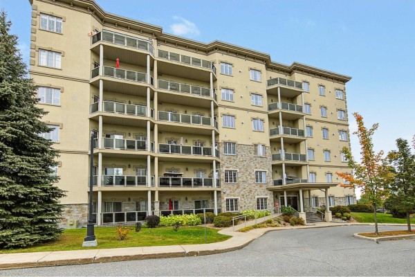 Manor 156 apartment building exterior with concrete driveway and green landscaping. - 156 Boul. De Lucerne, #303, Gatineau