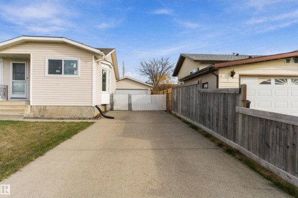 Primary Bedroom - 156 Dunluce Rd Nw, Edmonton, AB T5X4N9 Photo 3