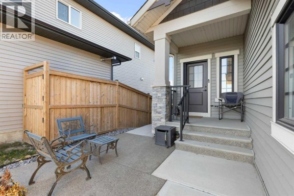Kitchen - 156 Knight Avenue, Crossfield, AB T0M0S0 Photo 3