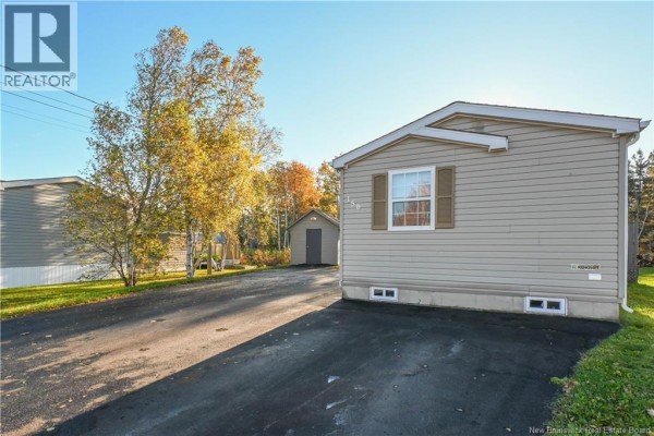 Bath (# pieces 1-6) - 156 Leblanc Street, Shippagan, NB E8S1X3 Photo 3