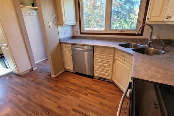 Kitchen - 156 Risbey Crescent, Winnipeg, MB R2Y1X4 Photo 3