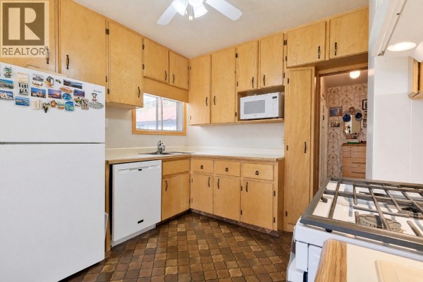 Primary Bedroom - 15610 Fosbery Road, Summerland, BC V0H1Z6 Photo 5