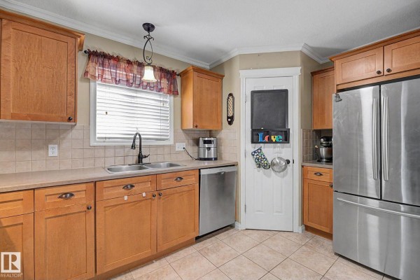 Family room - 15619 45 St Nw, Edmonton, AB T5Y3G8 Photo 4