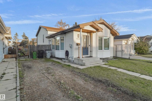 Kitchen - 15629 83 St Nw, Edmonton, AB T5Z2P9 Photo 3