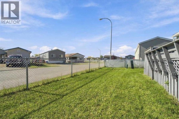 Living room - 157, 10615 88 St, Grande Prairie, AB T8X1P5 Photo 3