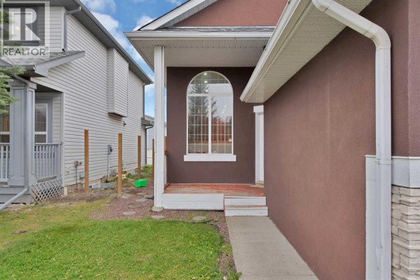 4pc Bathroom - 157 Saratoga Close Ne, Calgary, AB T1Y7A1 Photo 4