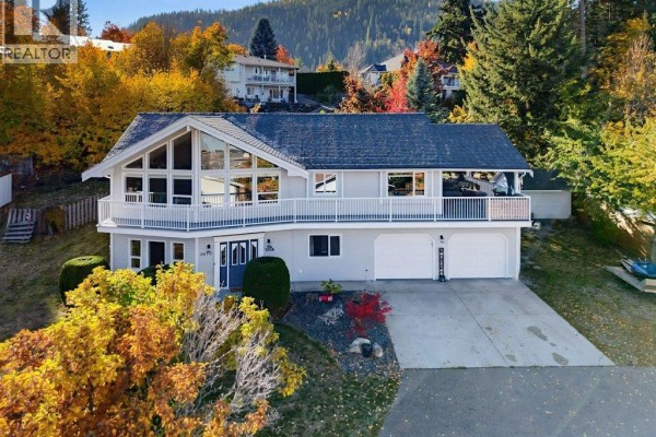 Living room - 1570 16 Avenue Se, Salmon Arm, BC V1E2M7 Photo 4