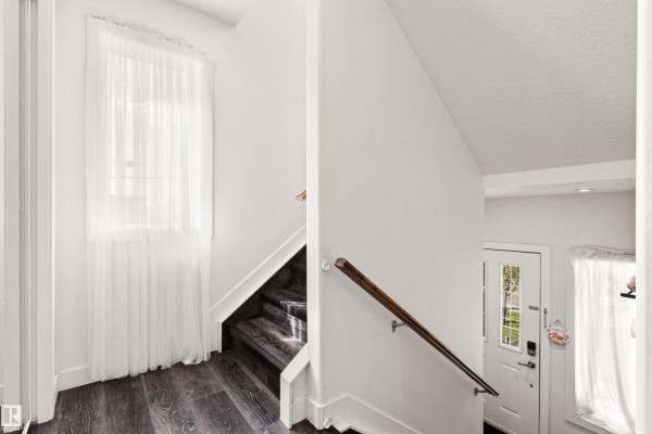 Family room - 15713 102 Av Nw, Edmonton, AB T5P4M5 Photo 4