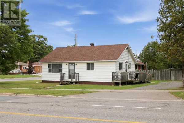 1572 Wellington St E, Sault Ste  Marie, ON, photo 2