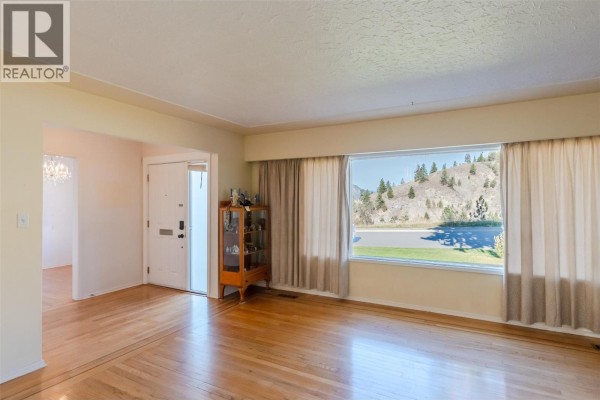 Full bathroom - 1574 Ridgedale Avenue, Penticton, BC V2A2S4 Photo 5