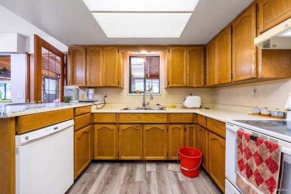 15740 99 Avenue, Surrey, BC V4N2A2 Photo 2