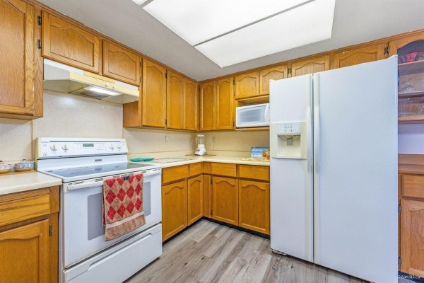 15740 99 Avenue, Surrey, BC V4N2A2 Photo 3