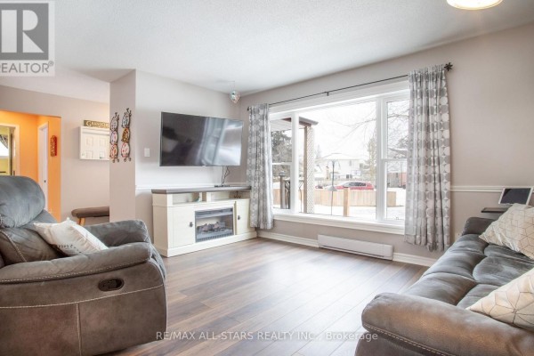Living room - 158 Blossom Court, Scugog, ON L9L1G5 Photo 3