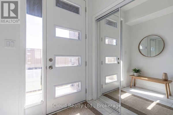 Living room - 136 Keppel Circle, Brampton, ON L7A5K7 Photo 4