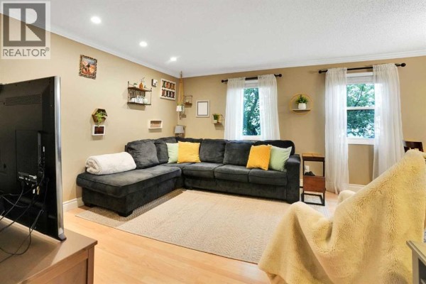 Living room - 158 Rundleview Close Ne, Calgary, AB T1Y1J1 Photo 2