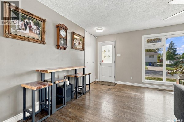 Living room - 158 Smallwood Crescent, Saskatoon, SK S7L4Z6 Photo 3