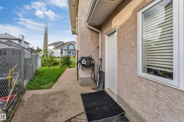 Family room - 15816 64 St Nw, Edmonton, AB T5Y2P1 Photo 4
