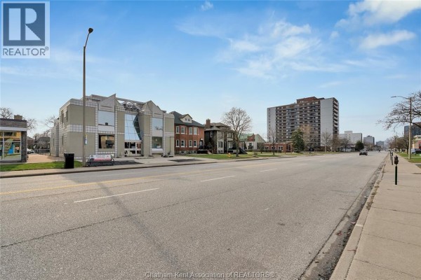 1585 Ouellette Avenue, Windsor, ON, photo 2