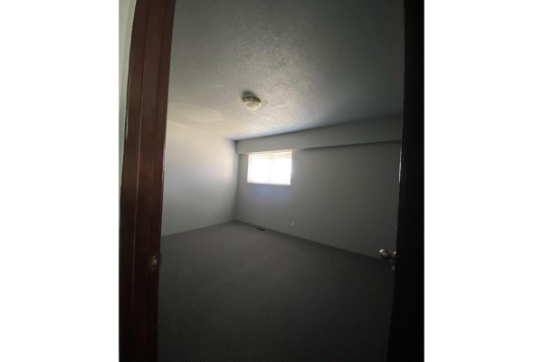 15855 Vine Avenue, White Rock, BC V4B2T5 Photo 2