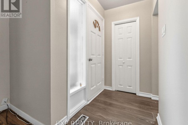 Bedroom 2 - 1586 Sandgate Crescent, Mississauga, ON L5J2E5 Photo 5