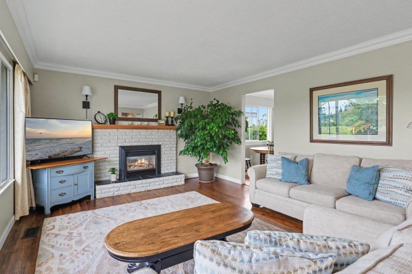 15876 Roper Avenue, White Rock, BC V4B2H4 Photo 2