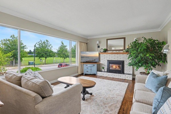 15876 Roper Avenue, White Rock, BC V4B2H4 Photo 3