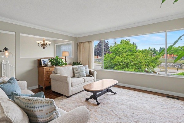 15876 Roper Avenue, White Rock, BC V4B2H4 Photo 4