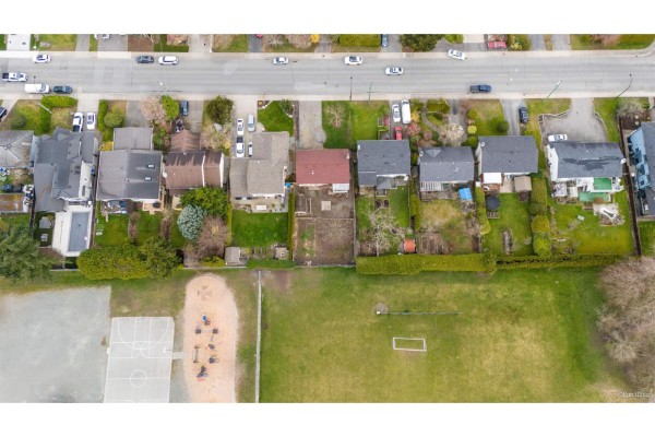 15894 Thrift Avenue, White Rock, BC V4B2M8 Photo 3