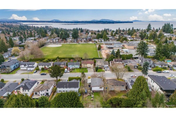 15894 Thrift Avenue, White Rock, BC V4B2M8 Photo 4