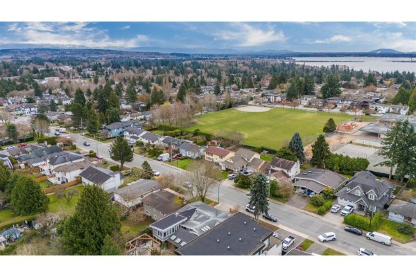 15894 Thrift Avenue, White Rock, BC V4B2M8 Photo 5