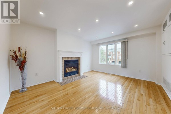 Interior entryway with tiled floor and oak staircase. - 1591 Woodhenge Way, Mississauga