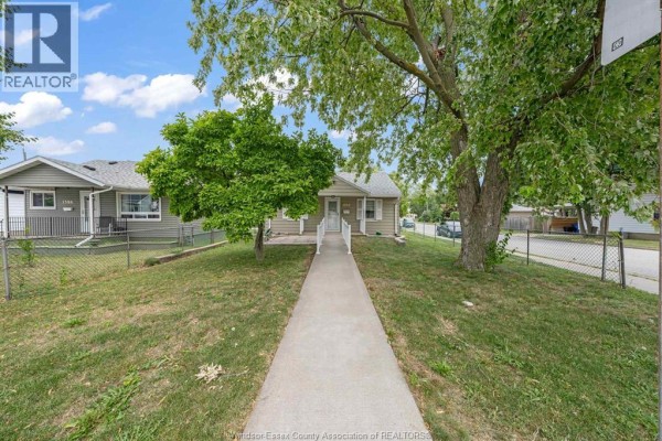 4pc Bathroom - 1592 Prince Road, Windsor, ON N9C3B3 Photo 2