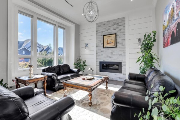 15949 39a Avenue, Surrey, BC V3Z0Y3 Photo 2